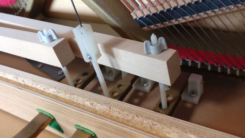 Fazer pianon muoviset pedaalin kiinnikkeet