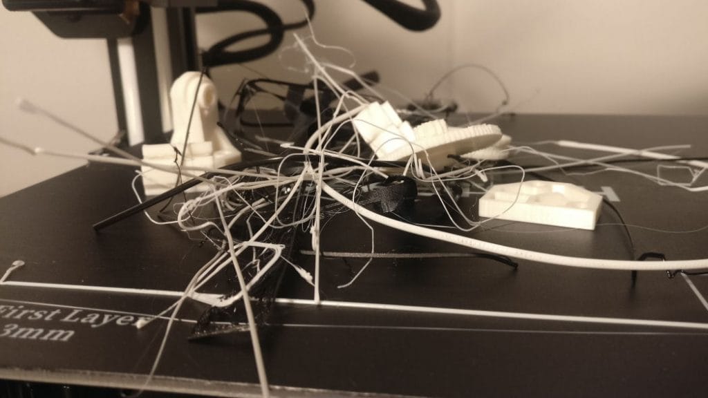 Pieleen menneet tulostukset. Sotkua ja muovilanganpätkää.