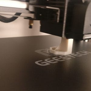 Pianon osan 3D-tulostus 3D tulostimella. Tulostuspöytä ja tulostinpää.