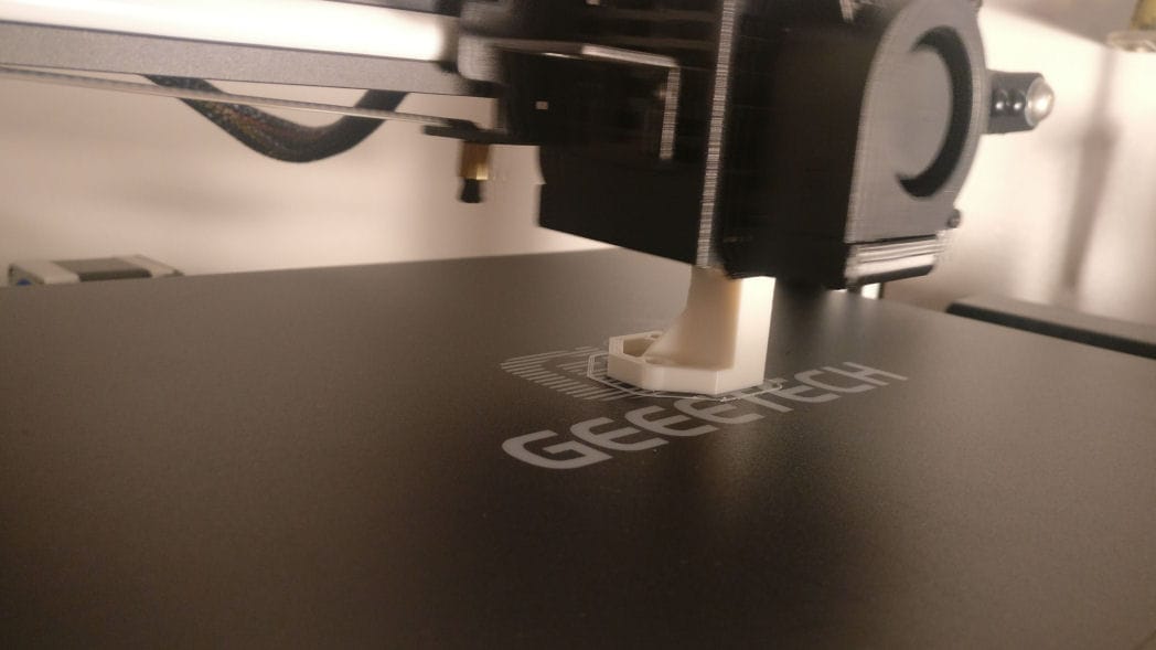 Pianon osan 3D-tulostus 3D tulostimella. Tulostuspöytä ja tulostinpää.