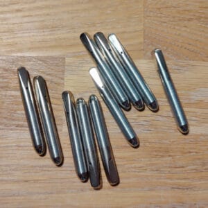 Muutama kiiltävä viritystappi irrallaan