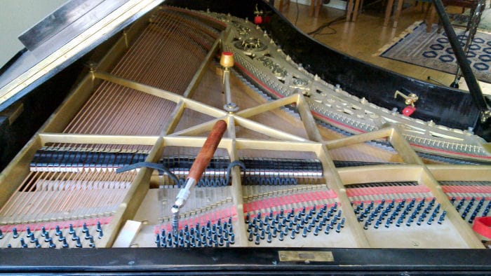 Flyygeli, jossa työkalut viritystä varten paikoillaan