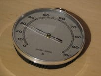 Kosteusmittari. Pyöreä malli, jossa viisari osoittaa kosteuslukemaa.