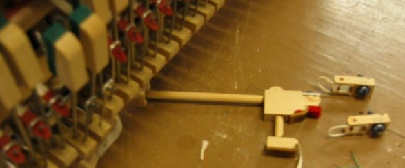 Pianon huolto. Vasaran kapselin akselin vaihto.