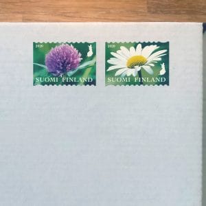 Postikulut, postimerkit laatikossa